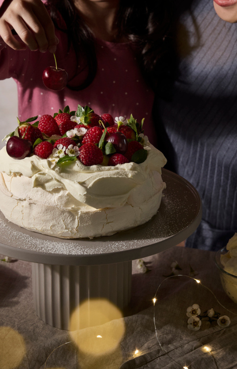 Berry pavlova