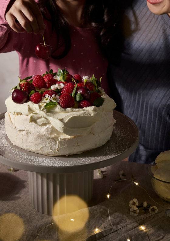 Berry pavlova